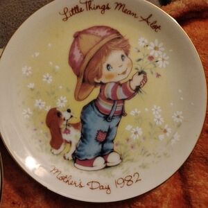 Avon Mother's Day 1982 Ceramic Plate - Pink, Blue, Yellow